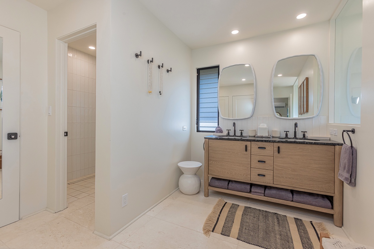 A spacious ensuite with modern finishes and bright design