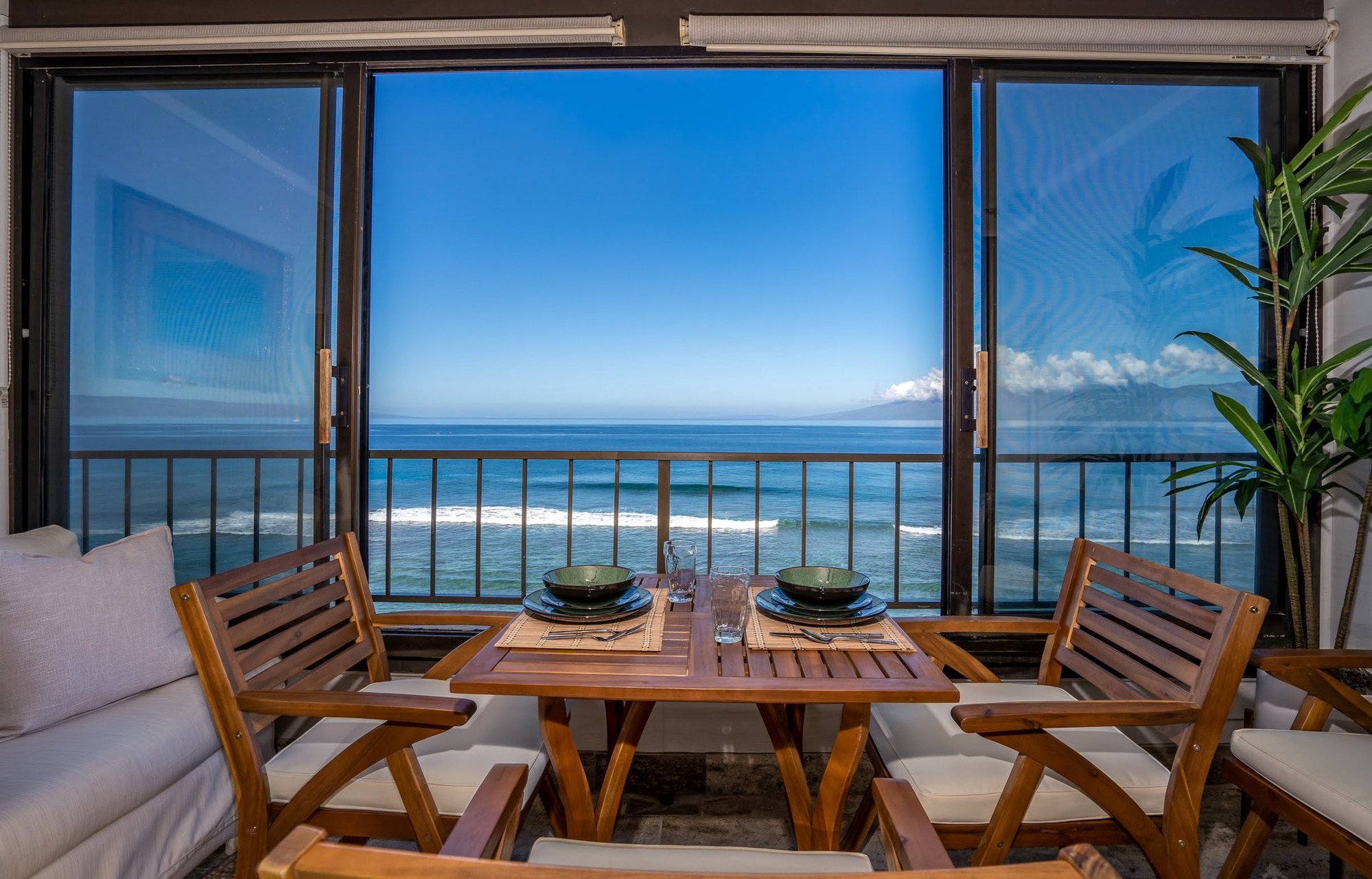 Feel the sea breeze as you enjoy meals with the sound of waves below.