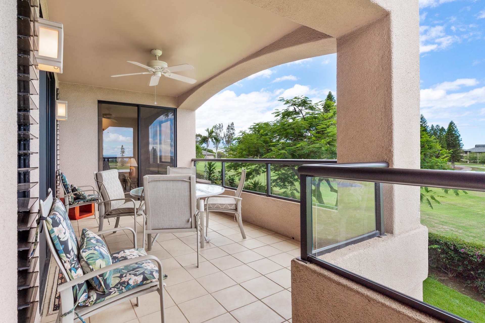 Alfresco dining with tropical air and Waikoloa golf course views