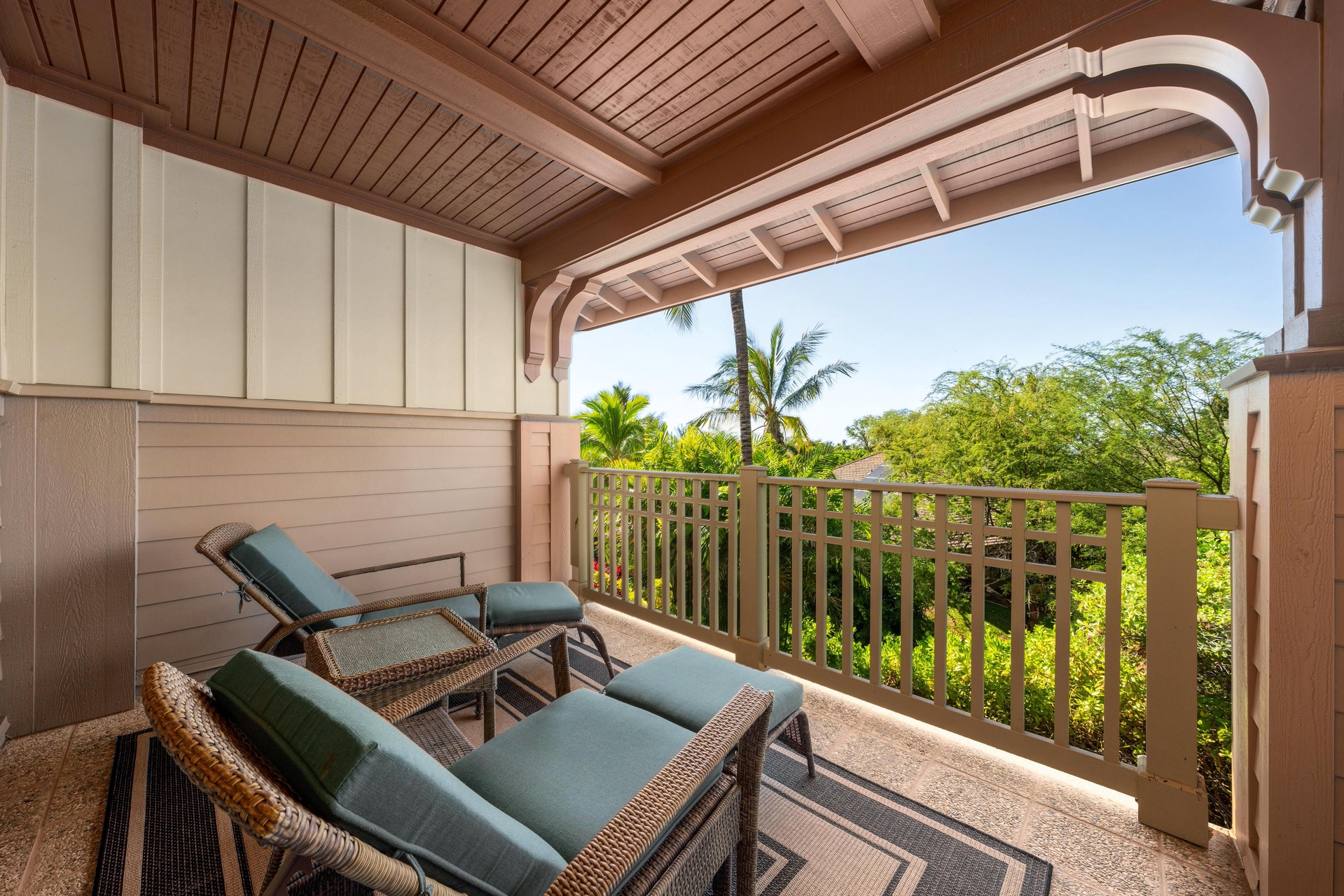 Lounge and feel the Mauna Lani breeze
