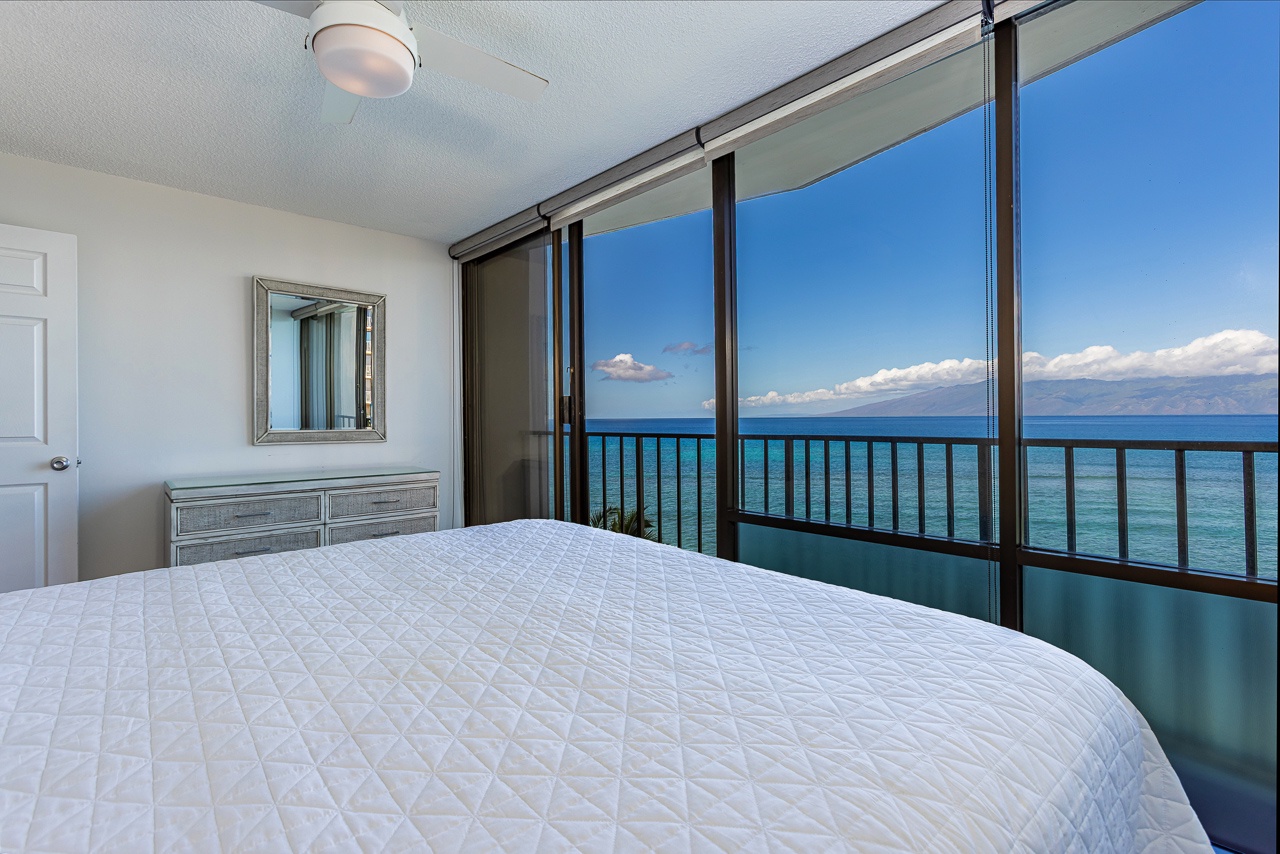 Calm airy suite overlooking endless Pacific blues