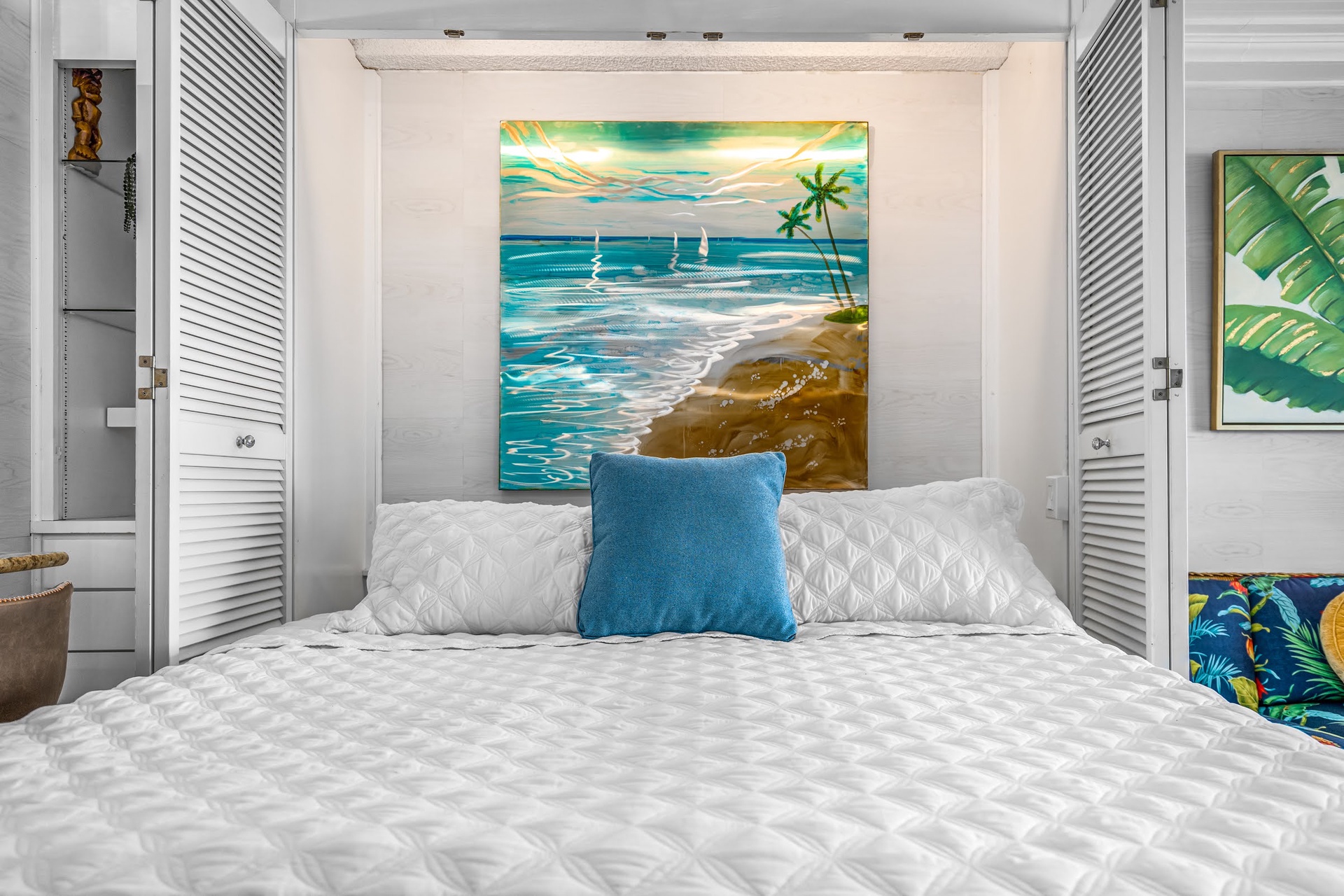 Settle into this cozy Murphy bed with crisp linens and coastal-inspired artwork that brings a tropical beachside feel right to your retreat.