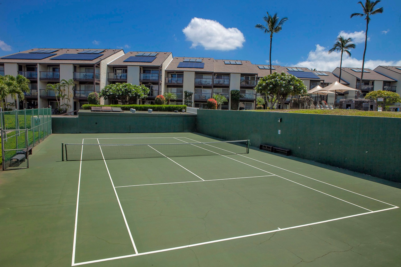 Tennis time in a relaxed tropical atmosphere