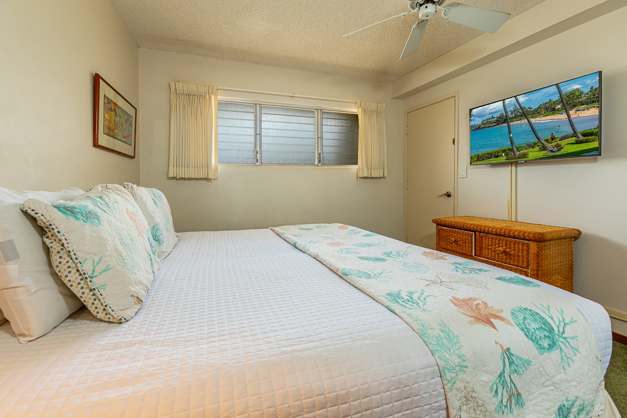 Guest bedroom w/ 2 twins that convert to king bed upon request