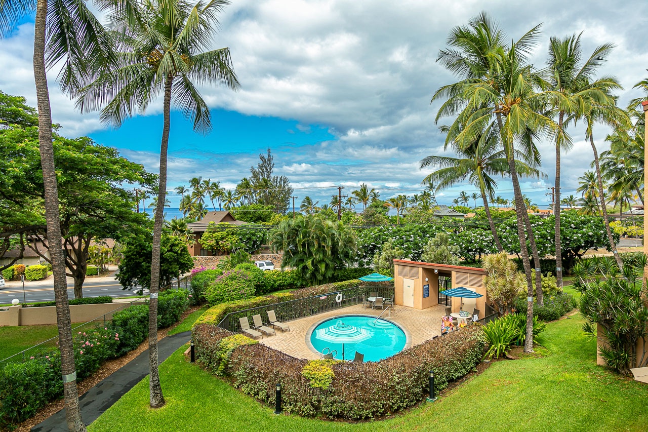 Cool off and unwind at one of Maui Vista’s tropical pools