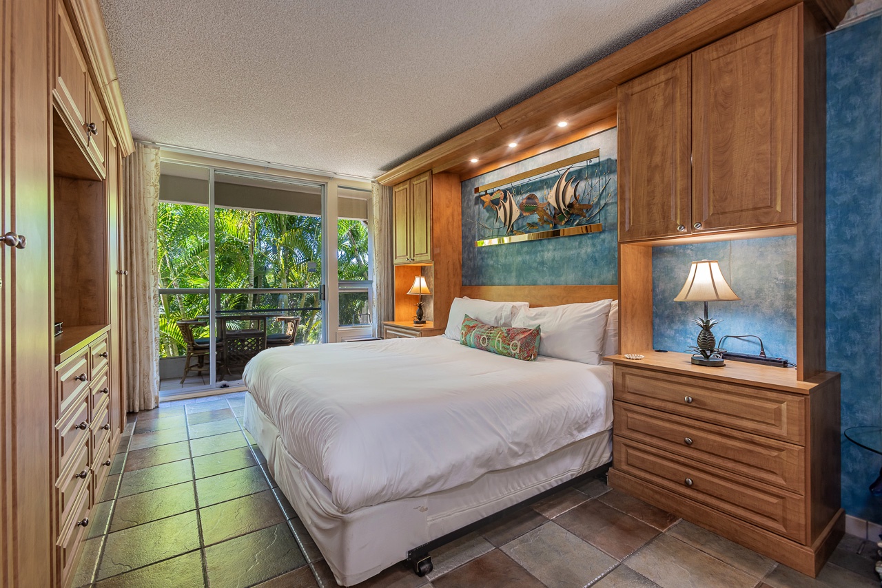 King bed studio with its own lanai escape