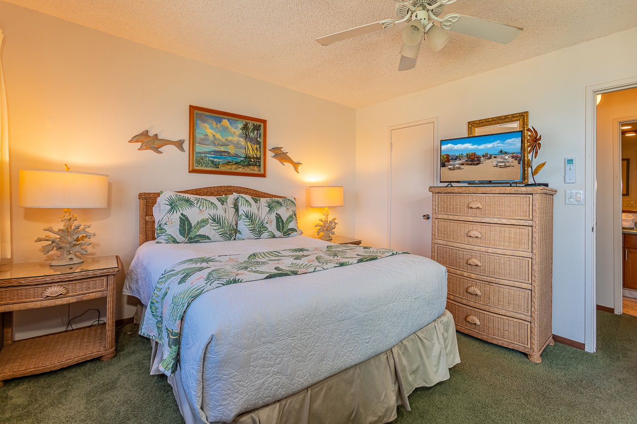 Queen size bed with A/C smart TV and en suite bathroom.