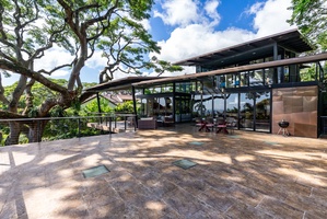 Enjoy outdoor dining under the trees while taking in stunning panoramic views of Honolulu’s skyline.