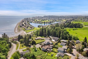 Discover the ultimate beach and dining experience from above in this picture-perfect neighborhood