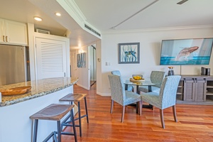 Casual meals are a breeze at Kaanapali Shores 213’s dining area and breakfast bar.