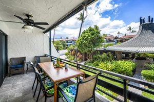 Dining for 4 on the Lanai, with Additional seating.