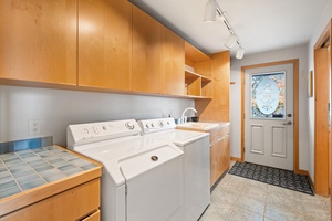 Comes with a single sink washing area and plenty of storage spaces