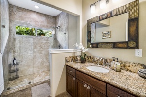 Guest bathroom between the two guest bedrooms