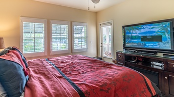 The primary guest bedroom with direct access to the lanai.