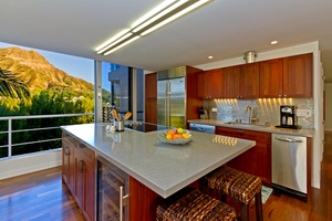 Open-concept kitchen, ideal for entertaining.