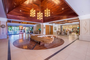 Grand lobby at Hokulani 214 welcomes you with warm wood accents and Maui-style luxury.