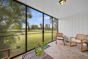 Extra sitting area to have your morning coffee and enjoy the golf course views.