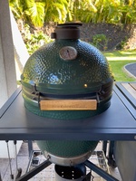 Savor smoky island flavors from the Big Green Egg ceramic grill—perfect for slow-smoked meats, seared seafood, or wood-fired pizzas.