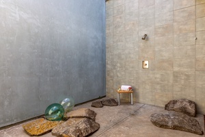 An al fresco shower nestled in nature: spa-like serenity meets tropical design.