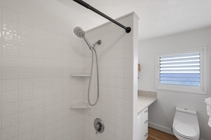 Clean and sleek tub/shower combo in the upper bath offers spa-like convenience with a refreshing ocean breeze.
