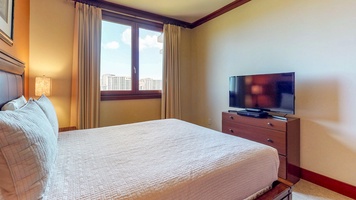 The second guest bedroom also has a TV.