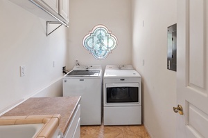 Laundry room with sink,, washer/dryer