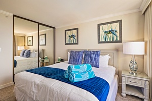 Flexible sleeping in Kaanapali Shores 903’s second bedroom with twin or king bed options.