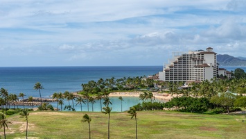 A view of the ocean, lagoon 2 and the Four Seasons.