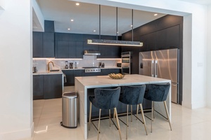 A chic island bar for quick meals and entertainment.