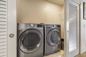 Full-sized laundry machines onsite—convenient for extended stays and beach days alike.