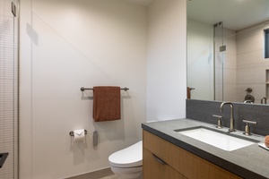 The ensuite bathroom with single vanity.