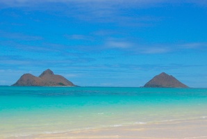 Crystal-clear waters and the iconic Mokulua Islands just offshore.
