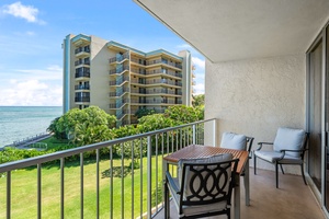 Royal Kahana 308 private corner lanai with side-facing mountain views offers bonus privacy and space to fully unwind.