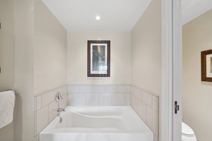 Relax in Honua Kai Konea 204’s spa-like tub, the perfect soak after a beach day or sunset stroll.