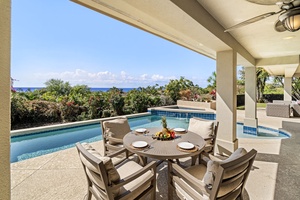 Poolside dining area offering panoramic views, combining comfort and the beauty of nature.