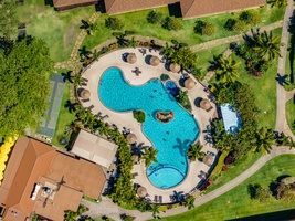 Steps from Castaway Café, the pool near Maui Kaanapali Villas 292 is pure tropical bliss.