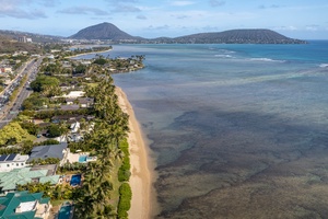 Aerial perspective of the shoreline stretching between Diamond Head and Koko Head.