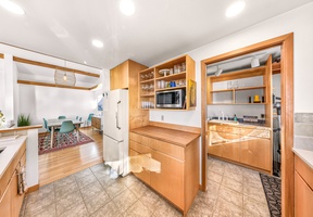 Additional storage and smart layout make extended stays a breeze, with easy access to pantry essentials and beach-day snacks.