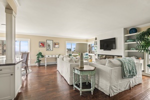 Comfortable and inviting living space, ideal for relaxing after a day exploring La Jolla.