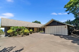 Spacious front yard and driveway.