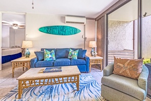 Unwind in Papakea K-105’s cozy coastal lounge with lanai breezes and ocean-kissed light.