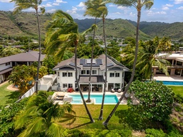 Backed by the majestic Koʻolau range, the estate’s expansive lawn and pool offer the ideal retreat between mountains and sea.