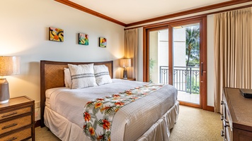 The primary guest bedroom with access to the lanai.