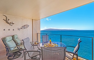 Cozy oceanfront dining at Mahana 1118, perfect for meals with a view.