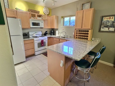 Full size kitchen with cooking essentials, service for 4