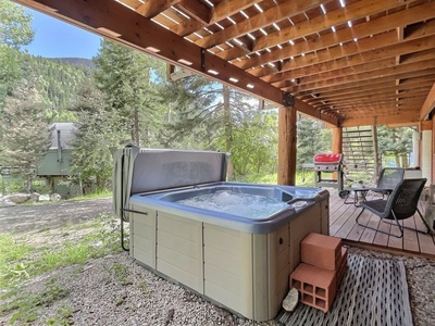 Hot tub deck in front of downstairs apartment