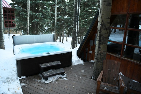 Sparkling, professionally maintained 6 person hot tub