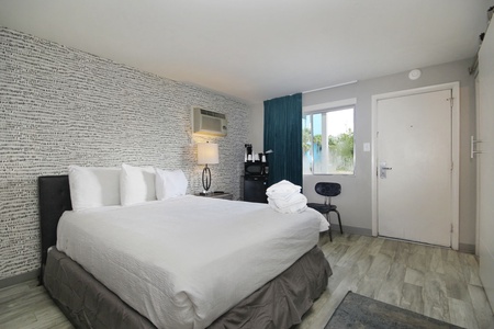 Waikiki Village Standard Queen Room - 220