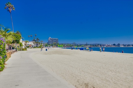 Bayside Walk heading north