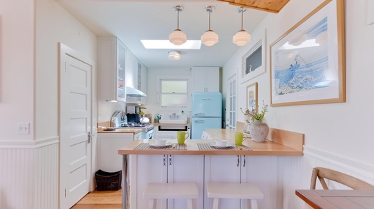 Breakfast bar with 2 bar stools